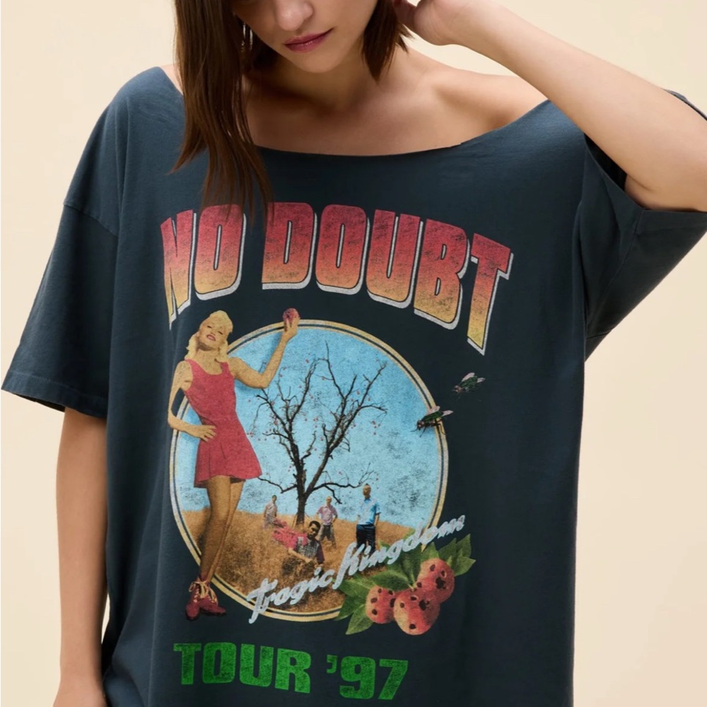 NO DOUBT TOUR '97 OFF-THE-SHOULDER OVERSIZED MERCH TEE